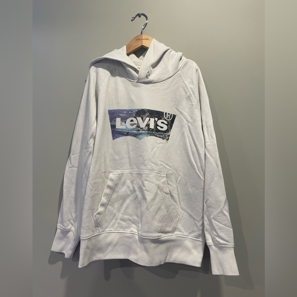 Levi’s // White Hoodie Sweater